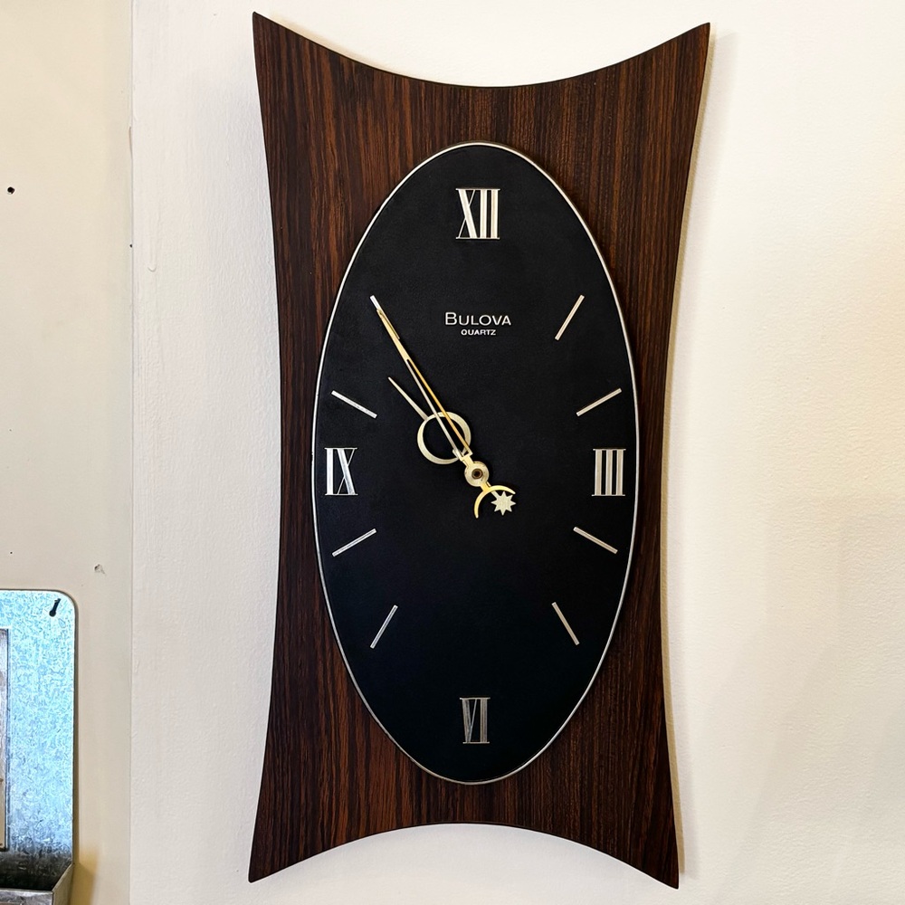 Bulova midcentury faux woodgrain wall clock, battery operated